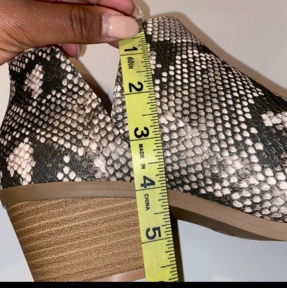 Universal Thread snake print Cari Cut Out Ankle Bootie sz 10 black tan - Picture 8 of 9